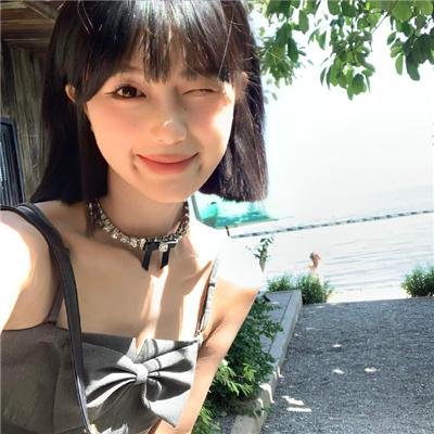 高墙、黑色与帅小伙